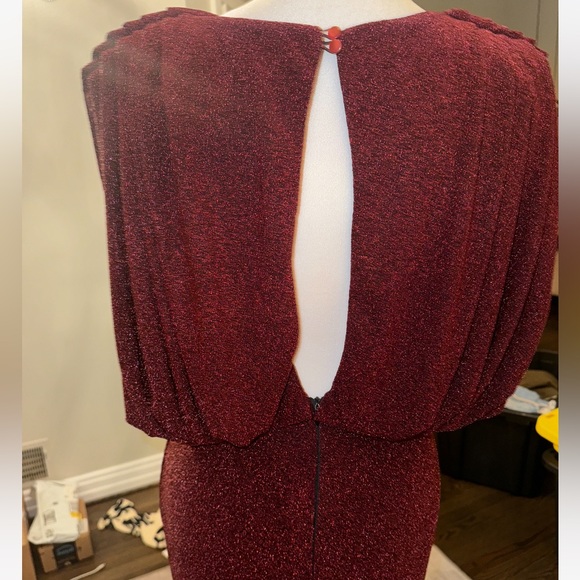 Red glistening evening gown (40) - Picture 9 of 13